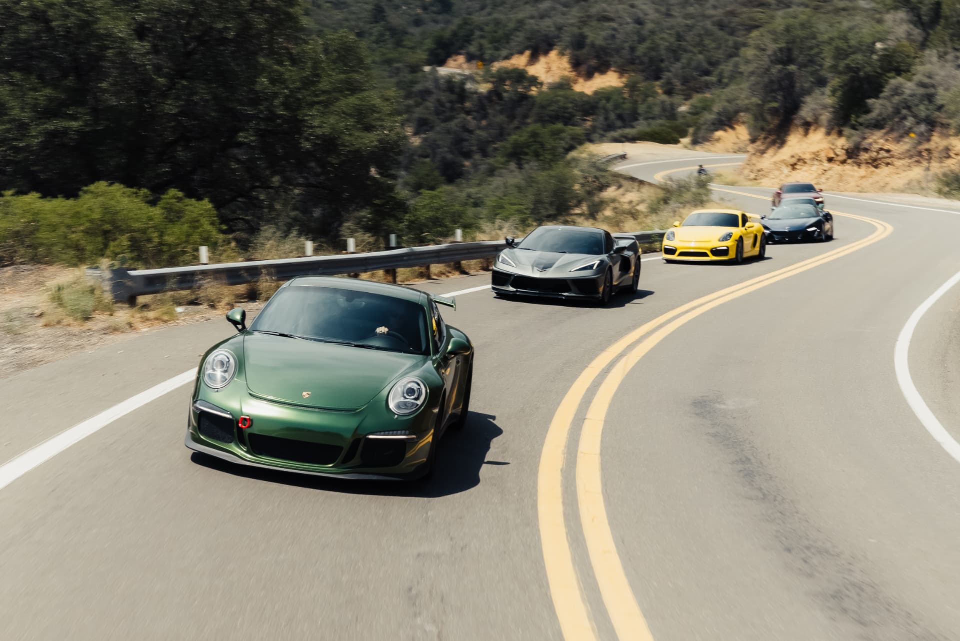 Porsche 911, Corvette C8 and Cayman GT4 in convoy through the canyons